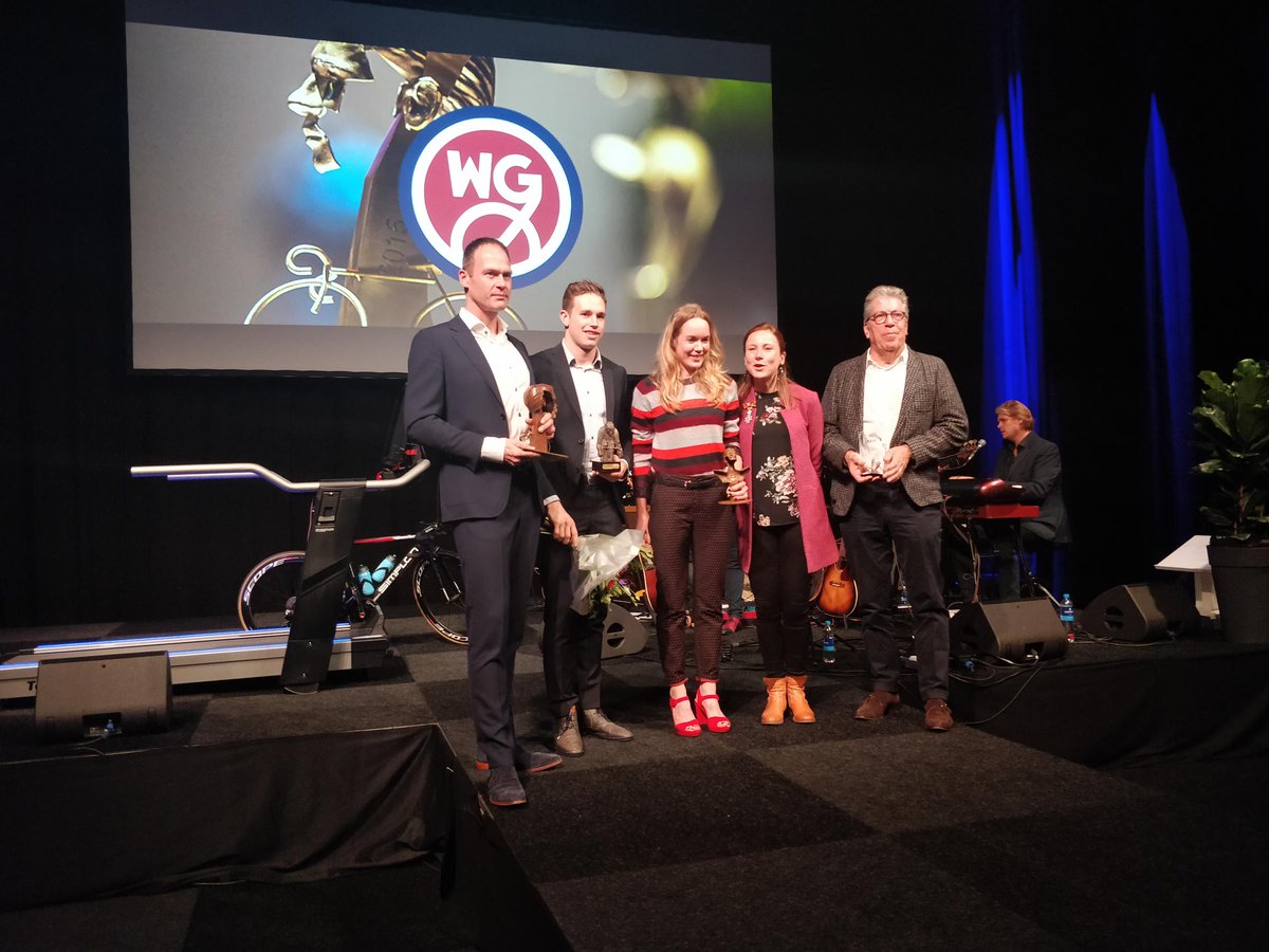 Schitterende avond in <a href="/MaaspoortDB/">Maaspoort Den Bosch</a> bij het Wielergala, met <a href="/HarrieLavreysen/">Harrie Lavreysen</a>, <a href="/AnnavdBreggen/">Anna van der Breggen</a> en <a href="/tom_dumoulin/">Tom Dumoulin</a> als grote winnaars. Verder een Koninklijke onderscheiding voor <a href="/AvVleuten/">Annemiek van Vleuten</a> en een carrièreprijs voor <a href="/bennieceulen/">Bennie ceulen</a>