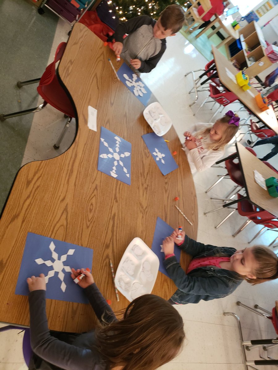 elainaeikey's tweet photo. We had snow much fun creating snowflakes out of shapes! #PLatSHE https://t.co/7Yk9mAcIzT