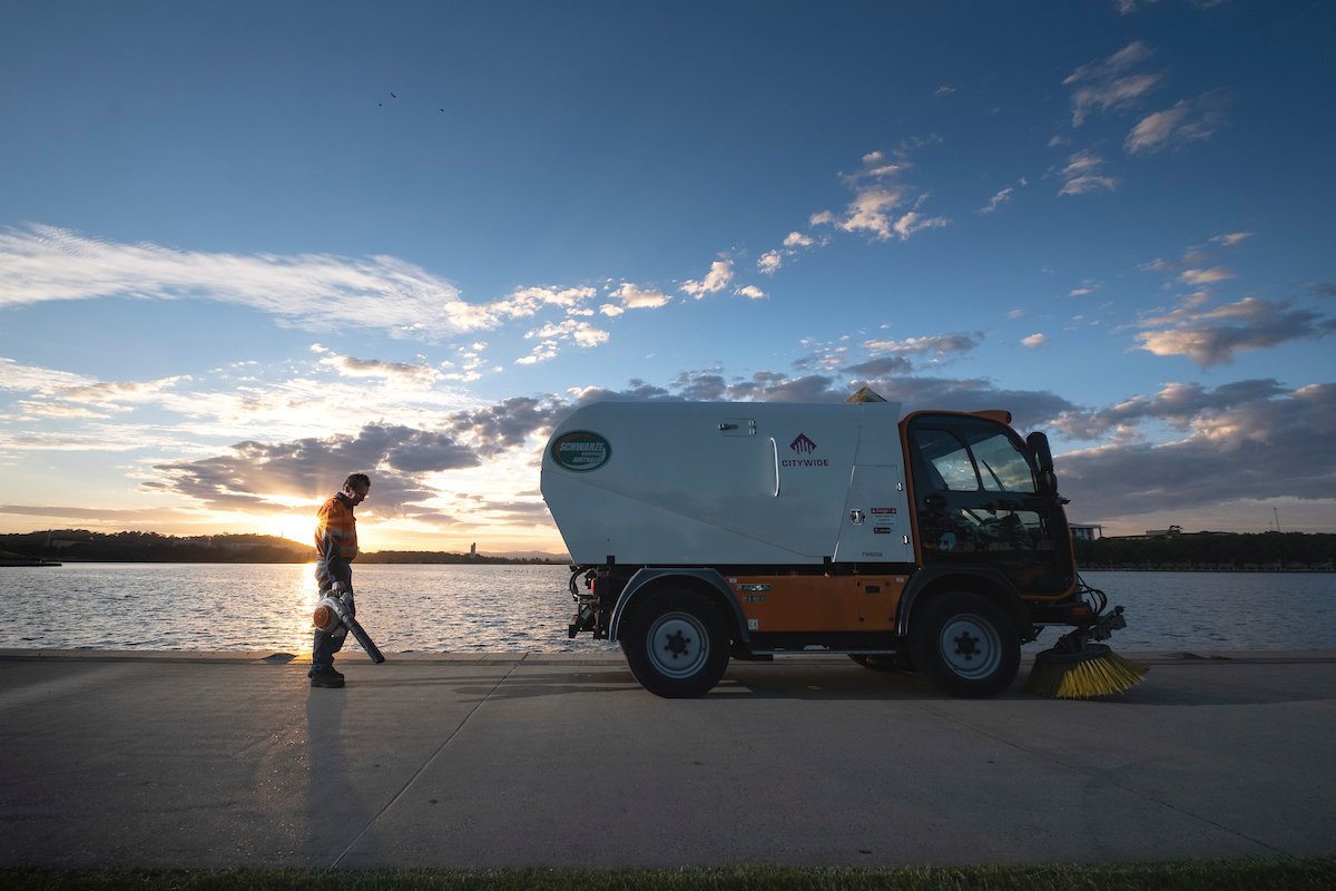 CitywideAus's tweet photo. Photo of the day ...
Who doesn't like a decent sunrise pic!
As the world slowly wakes, Jeff has already been busy out and about cleaning the banks of Lake Burley Griffin in Canberra, part of the National Capital Authority.
#ShapingLiveableCities https://t.co/cHO7xFyhZB