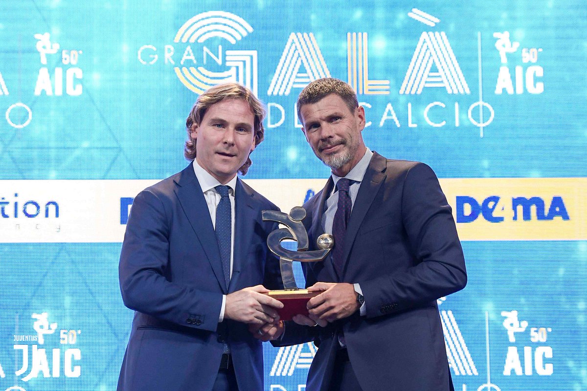 Juve regina al @GranGalaAIC 👏
✅ Squadra dell'anno per la 7° volta consecutiva
✅ @OfficialAllegri miglior tecnico
✅ Cinque giocatori nella Top 11: #Cancelo, lo scorso anno con l'Inter, @chiellini, #AlexSandro, @Miralem_Pjanic e @PauDybala_JR #GGDC18
👉 http://juve.it/DHUk30mQPkd