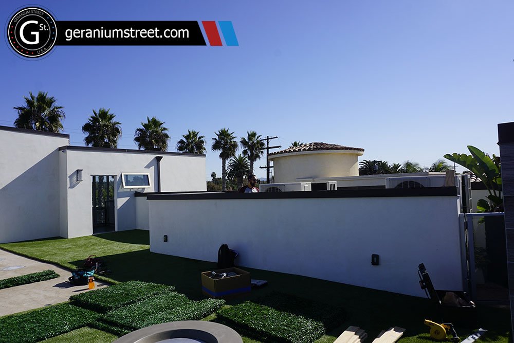 GeraniumStreet's tweet image. #Installation: We recently added boxwood panels to this rooftop in Carlsbad, CA, to hide bulky and unsightly A.C. units. 
#Install #CreatePrivacy #Privacy #Greenery #DesignThinking