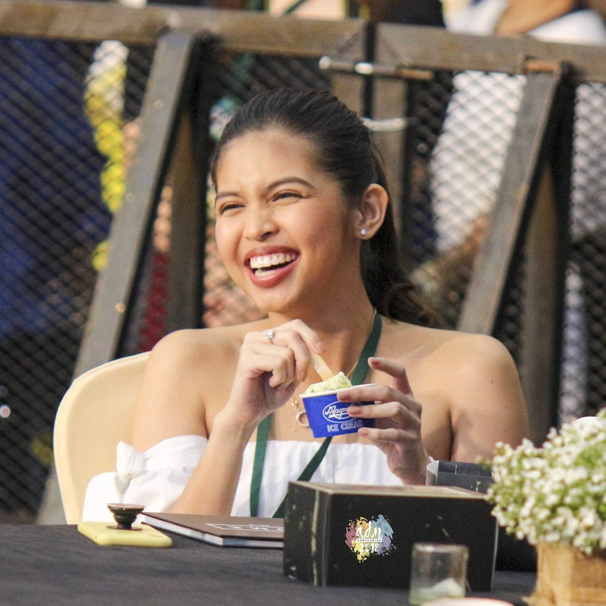 ADNHomecoming's tweet photo. Happy #41stMainesary @mainedcm 😍 Stay happy always 😊 We love you! 🤗

#ALDUBWithoutADoubt https://t.co/w9BKcrDYIS