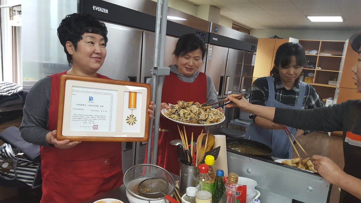 lemi2958's tweet image. 성남시 여성복지회관 일식조리기능사반 수강생 정성회님이 (사)한국푸드코디네이터협회, (사)세계음식문화연구원, (사)로컬푸드운동에서 주최한 2018 국제탑쉐프 김치소물리에 그랑프리에서 대상을 수상하셨습니다. 축하드립니다!!! #성남시 #여성가족과 #여성복지회관