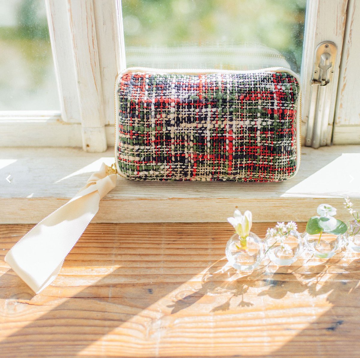 Tobichi京都 売り切れ情報 ひきだしポーチ 姉の 高野口パイル 花絨毯 と ホームスパン 彩格子 は売り切れました こちらの商品は再販売を予定しています 当店に入荷した際はこちらのtwitterでお知らせいたします T