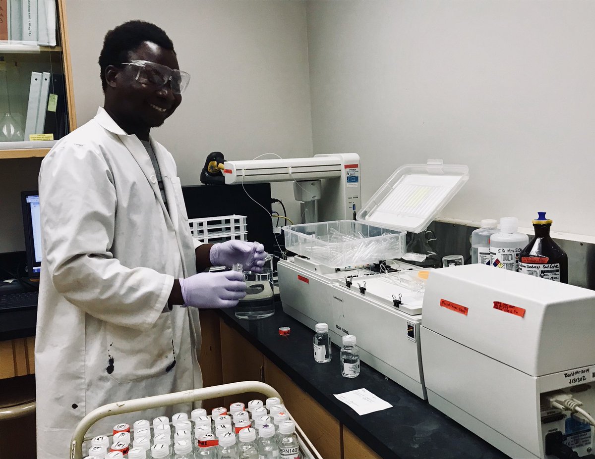 HudsonBayWQMS's tweet photo. Lab tech Fortunate runs some of our #waterquality samples through the nitrogen autoanalyzer. 

#NLET #NationalLaboratoryForEnvironmentalTesting #Saskatoon #NationalHydrologyResearchCentre https://t.co/qVElvS9QaS