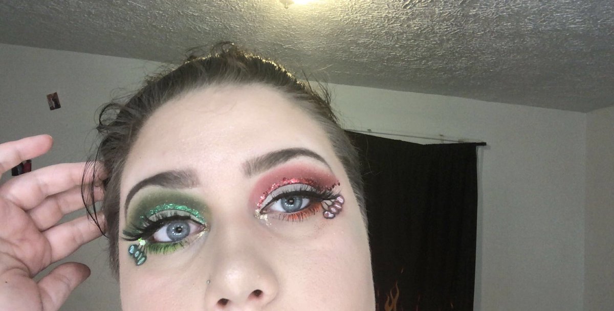 DestinyMakeupby's tweet photo. Day two of #sleighmaswithdestiny 
#tartecosmetics ##baddiecosmetics #baddiecosmeticsglitter #red #green #esteelauderdoublewear #fullcoverage #matte #white #redglitter #greenglitter #elfcosmetics #elfcontour #nudelips https://t.co/1uNX6J9pWf