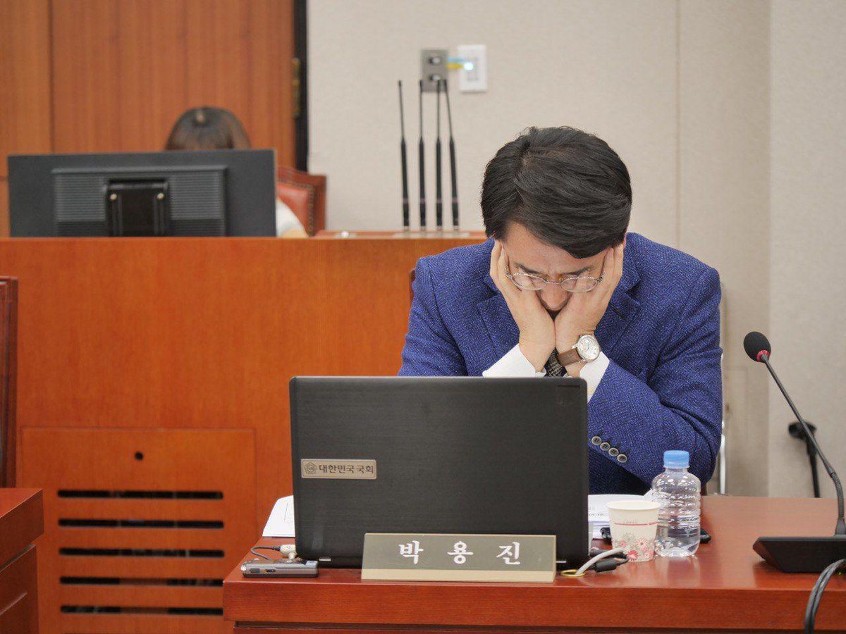 마음이 너무 무겁습니다.
'박용진3법'은 어제도 법안소위를 통과하지 못했습니다. 
자유한국당에 묻고 싶습니다. 자유한국당의 시간 끌기는 과연 누구를 위한 겁니까? 제발 국민을 생각해주시기를 간곡하게 부탁드립니다.
blog.naver.com/left001/221411…