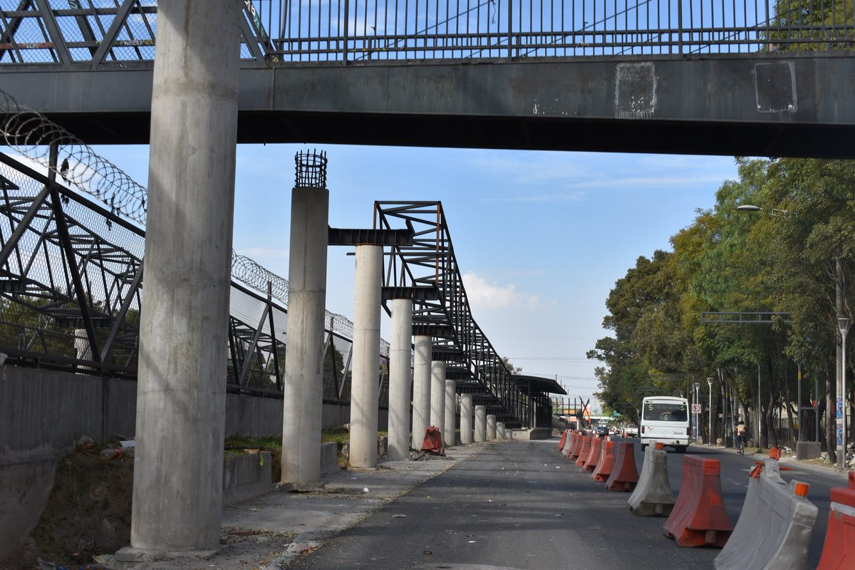 Con las pasarelas que se colocarán en las estaciones Aculco, Apatlaco y Coyuya de la ampliación del #MetrobúsL5 se facilitarán los cambios de sistema de transporte entre el Metro y el Metrobús. #VamosMásLejos #ObrasCDMX