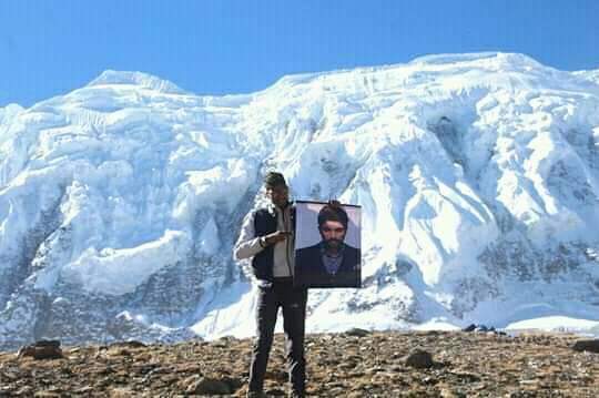 If Showing love on own favourite heroes is an Art then #AlluArjun fans are The Picasso of it

A Fan named Mahesh Baral(from Nepal)went on a trekking trip to World's highest lake Tilicholake and world widest pass Thorang la Pass to Express his love on @alluarjun in a Special way👌