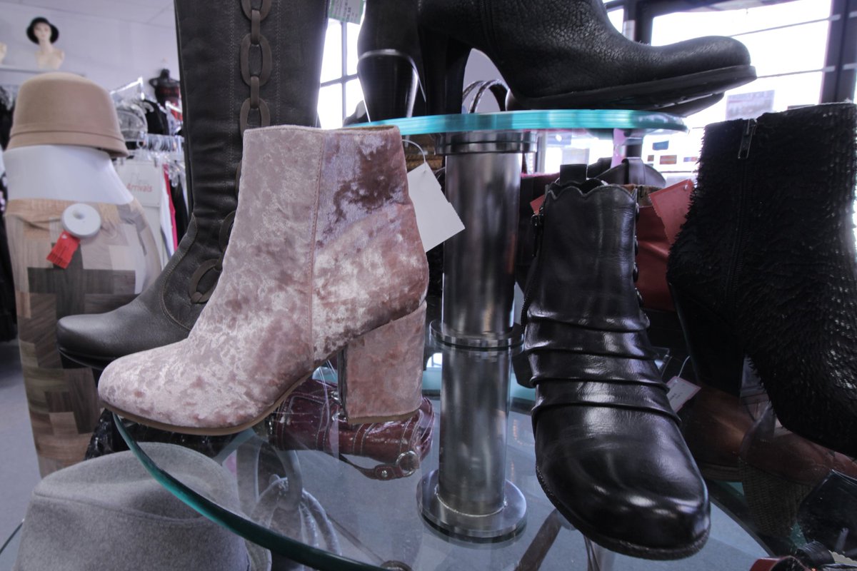 RosebudsKelowna's tweet photo. Ommmg 😍 Check out these crushed velvet boots 👀 these are such a gorgeous pastel pink! Ladies these are a size 10 👠

#RosebudsConsignment 🌹#shoes #boots #velvet #pink #consignmentboutique #consignment #heels #okanagan #kelowna #sustainableshopping https://t.co/TktJAfQEw0