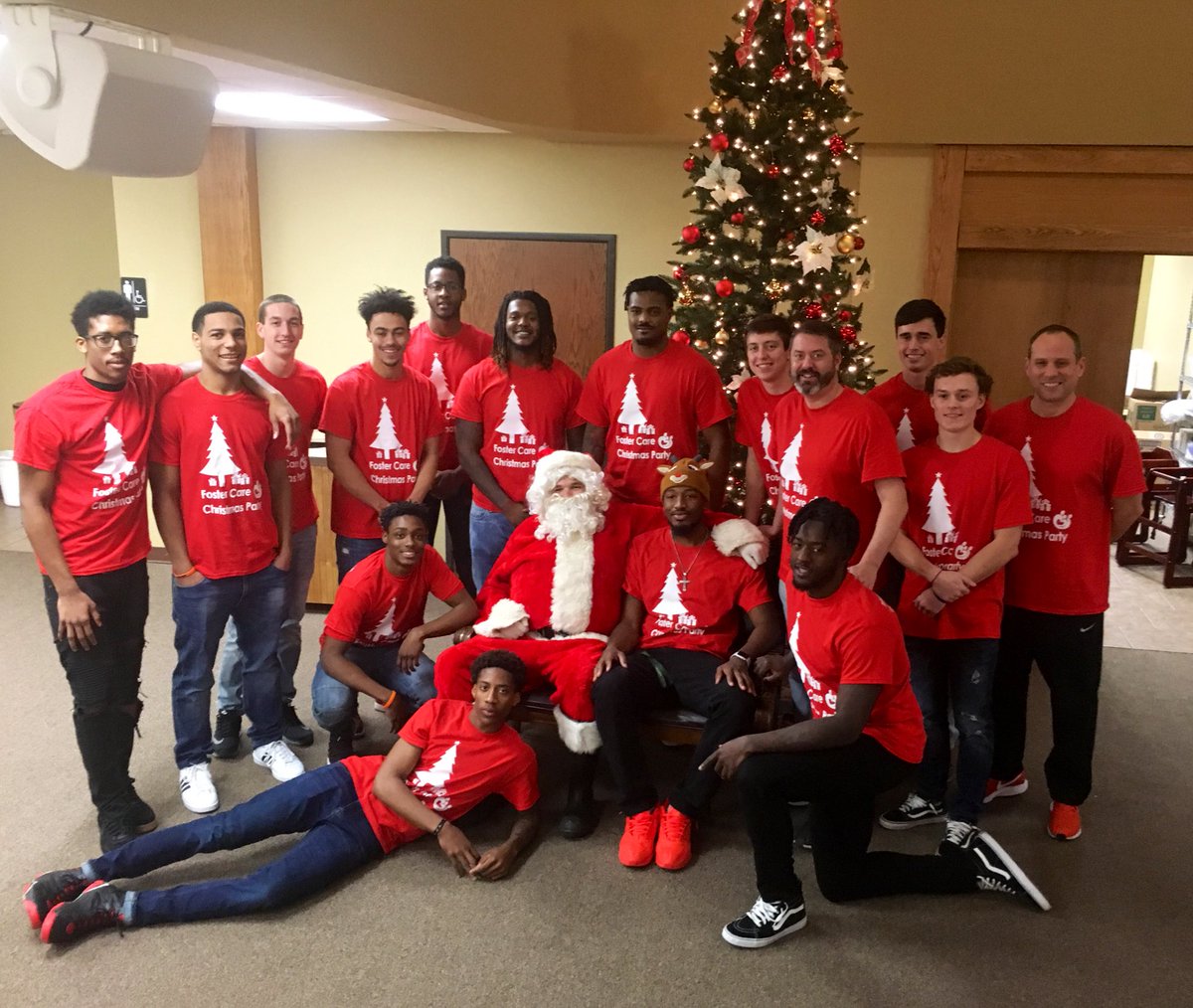 ECUTigersMBB's tweet photo. Tomorrow we play, but tonight we served! The team waited tables and loved on kids at the @TBCada Foster Family Christmas Dinner! #HearOurRoar #DevelopU https://t.co/lYRTKDOg28