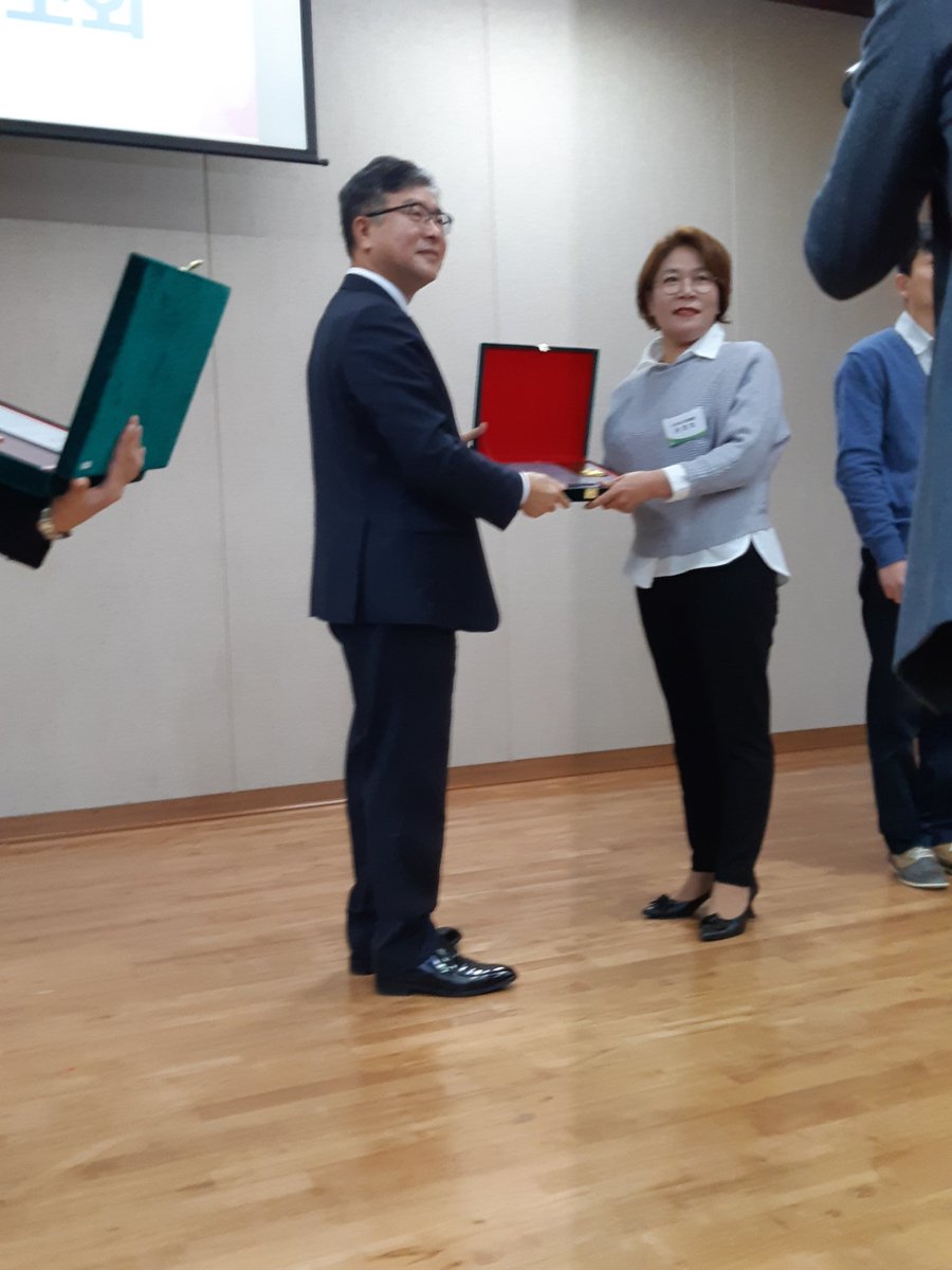 bada08312's tweet image. #모범시민상 성남시장상
- 고추 120근을 기부해주신 수진1동 성심마트 오재헌 사장님
#장기근속 모범통장
- 6년 통장활동을 성실히 임해주신
하선자 통장회장님, 윤영회 통장님

모두모두 축하드립니다.