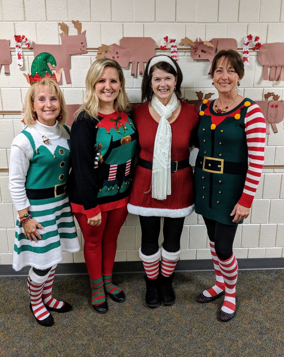 QueenLean44's tweet image. Kindergarten Elf Teachers at Lincoln School!  #mcusd185