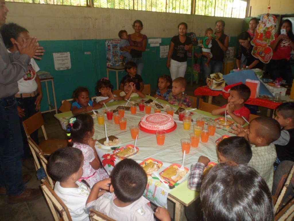 camaradatupac19's tweet photo. Hoy le brinadamos un rico almuerzo navideño a nuestros niñ@s de la U.E.B LA RINCONADA,municipio Caroni estado Bolivar,porque nadie nos quitara la alegria y la tradicion;seguimos sumando!! @MPPEDUCACION @sheieduc @SaIaBolivar @CNAE_BOLIVAR_C1 @CNAEVZLA @SomosVeBolivar @OviedoPSUV https://t.co/SsPCuRih0h