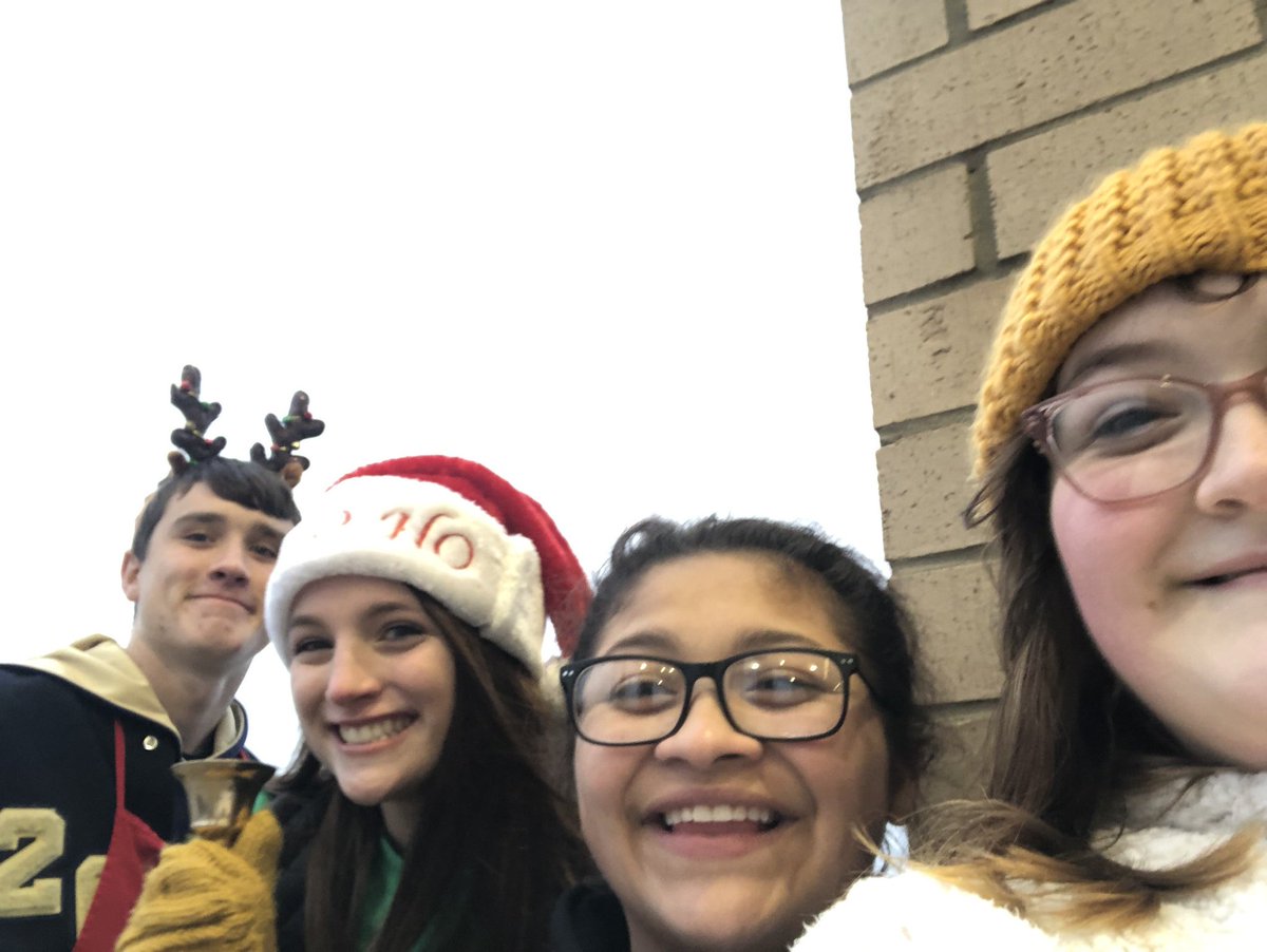 ohdeutsch's tweet photo. OH Deutscher Klub and German Honor Society Students ringing bells for the Salvation Army! #justdeutschit @salvationarmy https://t.co/RtiAyxNtZs
