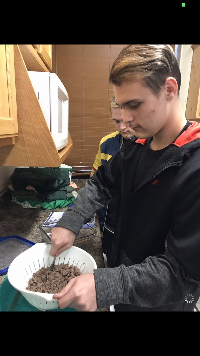 MistyWard78's tweet photo. Eagle Enrichment kids are learning to make healthy meals in the microwave. We are averaging 110 kids every day in #ExtendedDayLearning! Kids are receiving academic support and exploring #EagleEnrichment activities. #KidsDeserveIt #21stCCLC #Eagle4Life #JCEaglePride @JC_Schools https://t.co/3WtsNIcQ1U