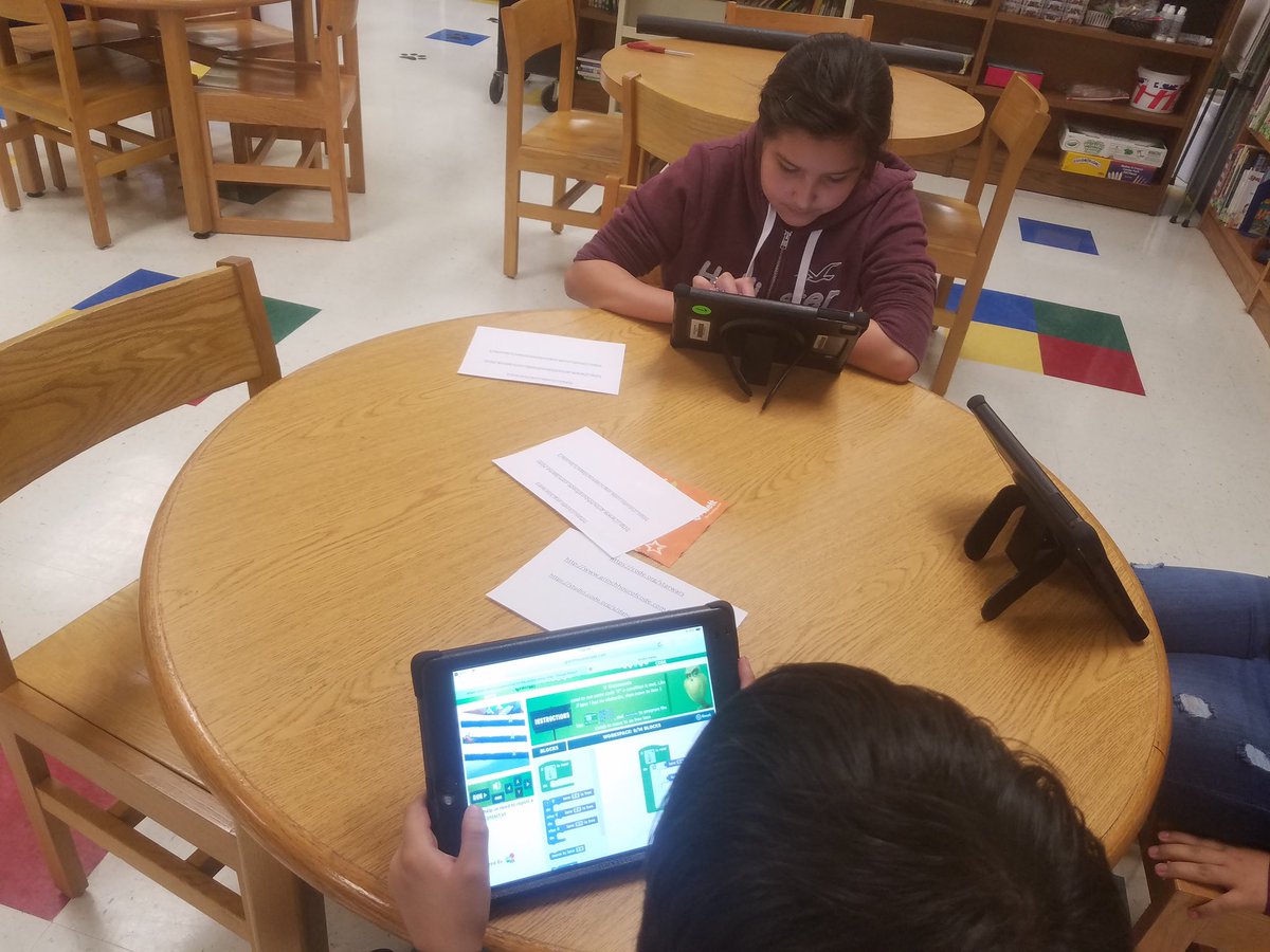 Price_ES's tweet image. Price students practice The Hour of Coding in Enrichment Class with our Librarian, Mrs. Ybarra.@SSAISD #MySouthSanMyChoice #codingrocks!