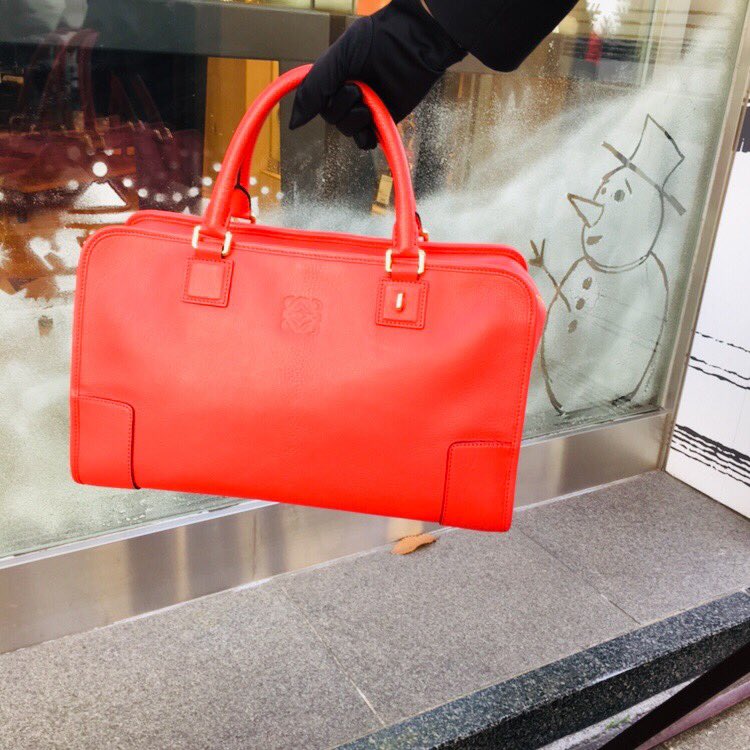 ギャラリーレア青山表参道店 Loewe のアマソナ 寒くて暗い色のコートを着ていても鮮やかな赤で冬のコーデも華やかに ギャラリーレア 青山表参道 買い物 ショッピング 買取 ギャラリーレア青山表参道店 Loewe のアマソナ 寒くて暗い色のコートを着ていても鮮やかな赤で冬のコーデも華やかに ギャラリーレア 青山表参道 買い物 ショッピング 買取