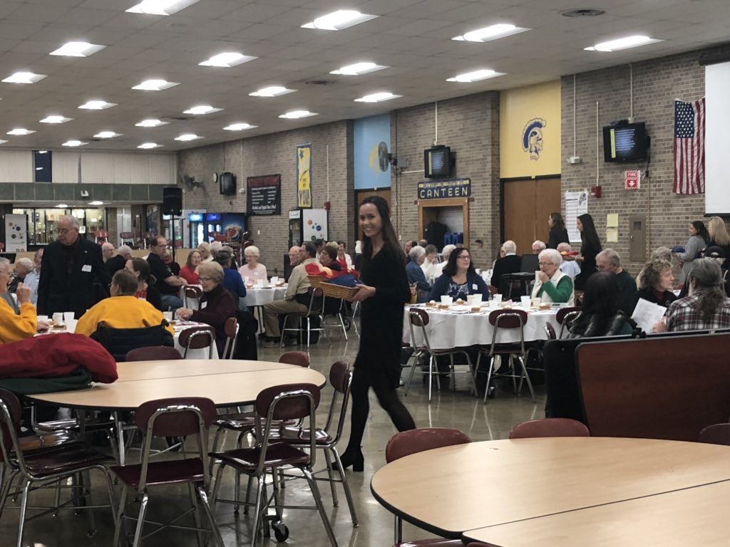 FHStudentC's tweet image. Tonight, student council members helped with serving at the Veterans Dinner. We always have a great time helping with this awesome event!