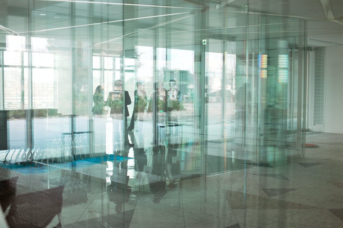 Ici総合センター Sur Twitter 全面ガラス張りのミーティングルーム 明るく開放的な空間でとてもお洒落ですが 前方注意でお願いします イノベーション インキュベーション オープンイノベーション Innovation Incubation Openinnovation 建築 デザイン