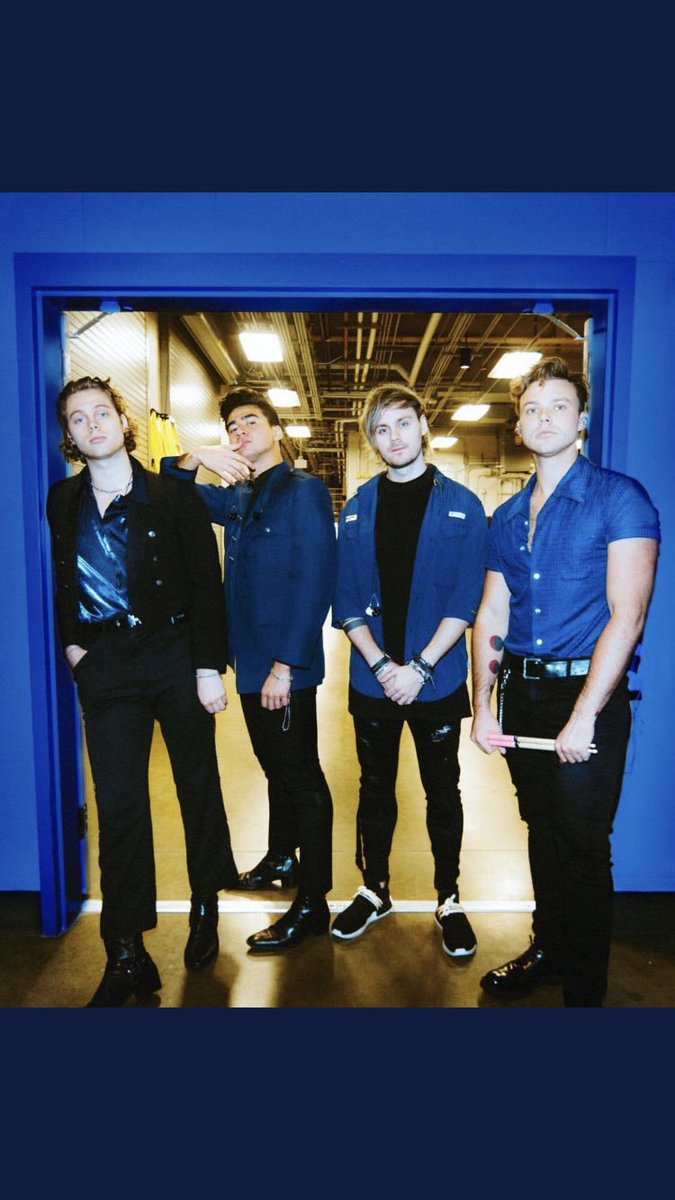 Saraleo95's tweet photo. I’m so unbelievably proud of my favourite band! They have grown so much and they still feel like my best friends, I love you @5SOS @Ashton5SOS @Luke5SOS @Michael5SOS @Calum5SOS #7YearsOf5SecondsofSummer #7YearsOf5SOSParty ❤️✨ https://t.co/53GOwHBiBp