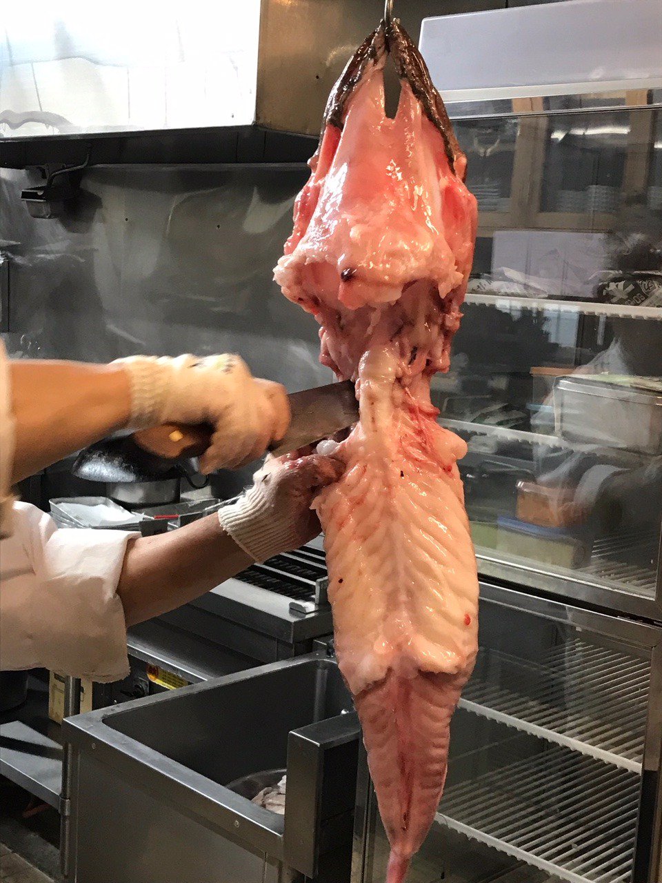 京料理 真砂家 あんこうの吊るし切り あっという間にあんこうちゃんはこんな姿に 旬のあんこう 食べませんか 柏の京料理真砂家 今日も元気にみなさまをお待ちしております あんこう 吊るし切り あんこう祭 京料理真砂家 真砂家 京料理 料理