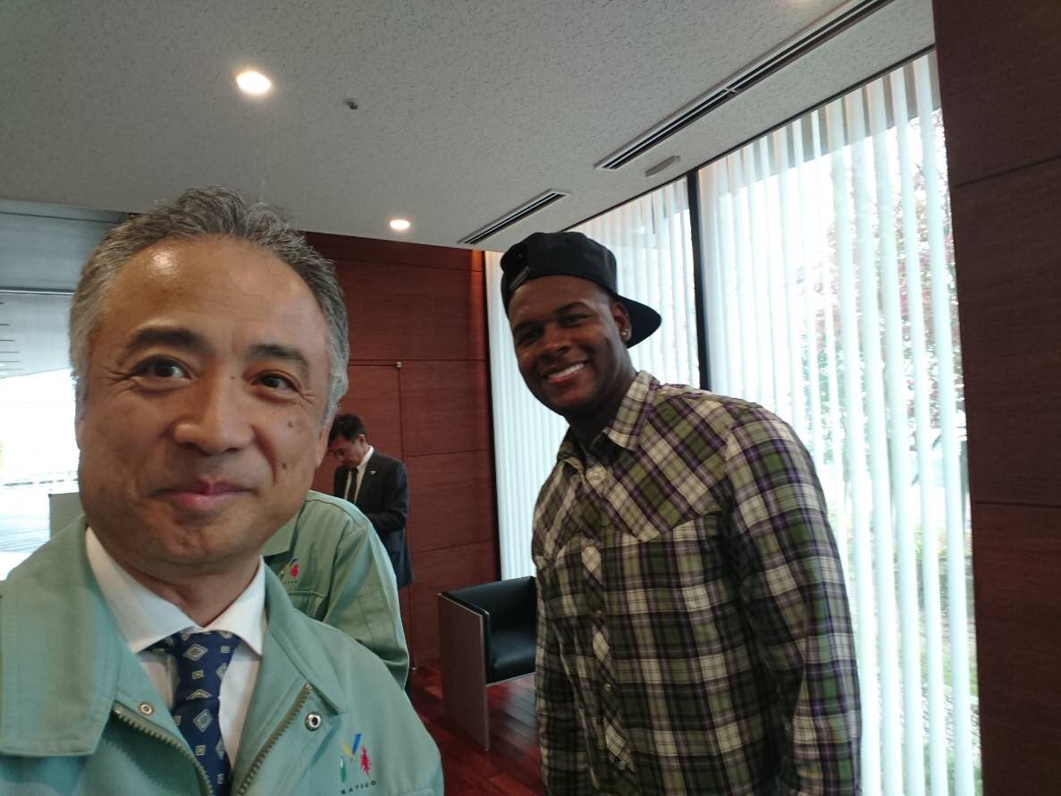 h02_fp's tweet photo. 親父がイバルボと写ってる。。。
鳥栖の選手そんな知らんからとりあえず写っとこ感出過ぎてじわる。。。 https://t.co/c4tEKOGIkf