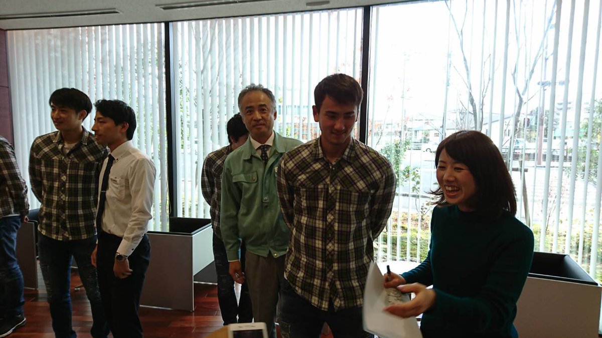h02_fp's tweet photo. 親父がイバルボと写ってる。。。
鳥栖の選手そんな知らんからとりあえず写っとこ感出過ぎてじわる。。。 https://t.co/c4tEKOGIkf