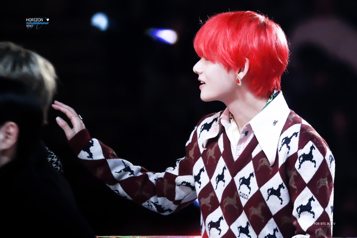 horizon_9597's tweet photo. 181201 MMA HD

red hair baby❤️🍼😭

(hoping that tiny bit of JK in 3rd pic is noticableㅠ🤫🤭)

#방탄소년단 #BTS⁠ #태형 #뷔 #V @BTS_twt https://t.co/Vkq2Lal69J