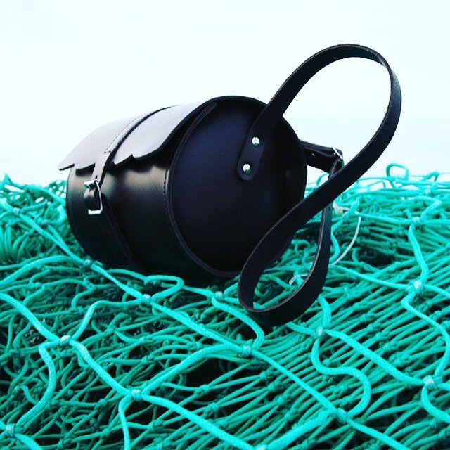 LovernLeathers's tweet photo. Connemara black barrel bag ➰Launching this week @dublinflea Dec 6-9. Come say hi 👋🏻🎄
#lovern .
.
.
.
.
#madeinireland #irishdesign #wearingirish #morningslikethese #leatherhandbag #vegtan #italianleather #dfx18 #dublinatchristmas #dublinflea #slowfas… https://t.co/mh84bMMACS https://t.co/w58X9IV8yW