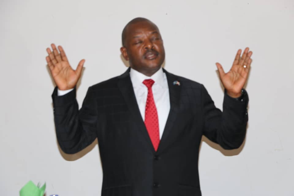 LeRenouveauBdi's tweet photo. #Burundi Nos leaders ensemble dans #BreakfastPrayer pour donner gloire à Dieu. Thème: "Celui qui me sert, qu'il me suive; et là où je suis, là aussi sera mon serviteur. Si quelqu'un me sert, le Père l'honorera." Jean12:26 " @burundi_senat @nshingamateka https://t.co/KzbCfwzze6