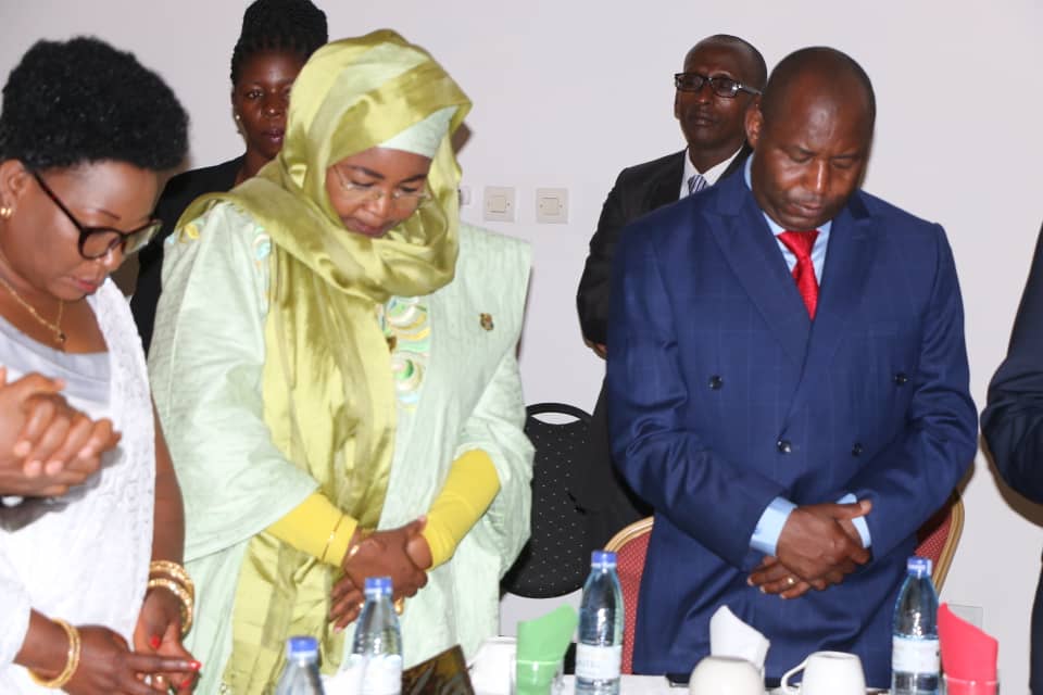 LeRenouveauBdi's tweet photo. #Burundi Nos leaders ensemble dans #BreakfastPrayer pour donner gloire à Dieu. Thème: "Celui qui me sert, qu'il me suive; et là où je suis, là aussi sera mon serviteur. Si quelqu'un me sert, le Père l'honorera." Jean12:26 " @burundi_senat @nshingamateka https://t.co/KzbCfwzze6