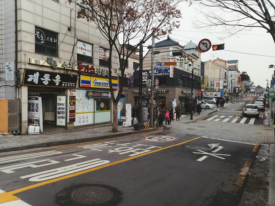 looktally's tweet photo. ร้านกาแฟแถวหมู่บ้านบุกชอน Bukchon Hanok Village น่ารัก มีมุมถ่ายรูปมากมาย เดินชิวๆอากาศดี ฟินเลยค่าา
พิกัด  Subway ไปลง Anguk station Exit 2 และเดินไปตามถนน Bukchon-ro 
เดินไปเรื่อยๆ ชมวิว ร้านคาเฟ่น่ารัก ร้านขายของน่ารัก ตลอดทางยาวๆเลยค่ะ
#รีวิวเกาหลี https://t.co/nW54YTWGCg