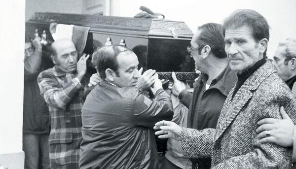 ElSalto_And's tweet photo. [Opinión] “Aquel #4DeDiciembre de 1977 cientos de miles de andaluces salimos a las calles para visibilizar que existíamos como pueblo y que necesitábamos instrumentos políticos para encarar nuestros gravísimos y seculares problemas”. #4D
 https://t.co/ZKkLNOFRFd https://t.co/99MT6rggwq