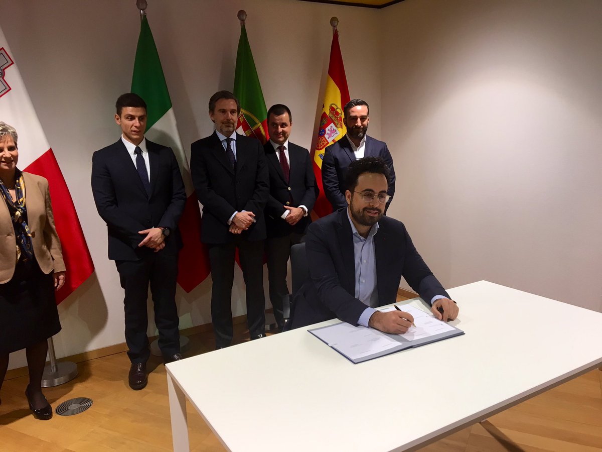 RPFranceUE's tweet photo. Signature à Bruxelles, en marge du Conseil des ministres du numérique, d’une déclaration des pays du Med 7 sur les technologies de registre distribué #blockchain 🇪🇺🇲🇹🇫🇷🇪🇸🇨🇾🇵🇹🇮🇹🇬🇷 @mounir https://t.co/uofHnaHtM5