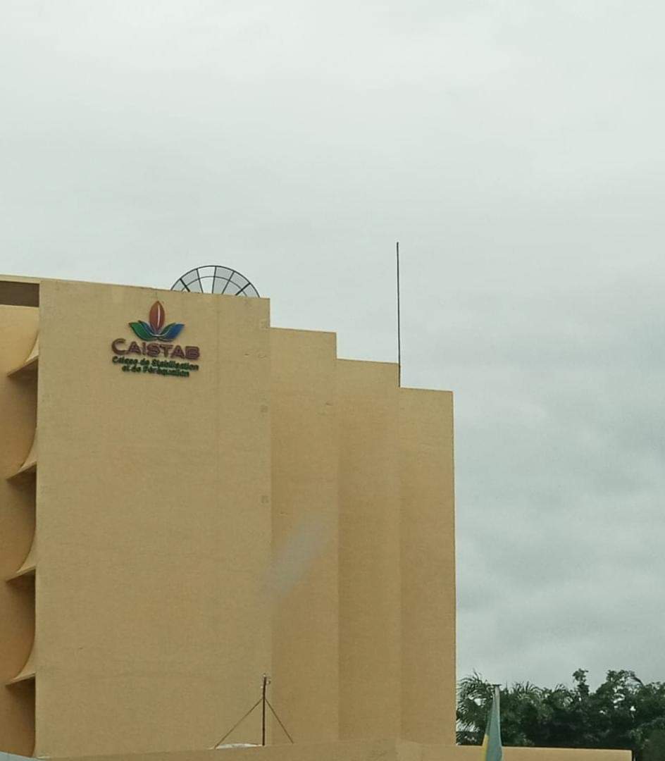 L’immeuble du siège des Caisses de Stabilisation et de Péréquation sis au quartier Batavéa,qui abrite d’autres administrations telles que le Conseil Gabonais des Chargeurs et le Contrôle Général d’État, a été victime d’un incendie dans la nuit du 29 au 30 novembre 2018.
#CAISTAB