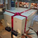 宮崎空港に大きなクリスマスプレゼントが出現!洒落た演出の正体は実は…!