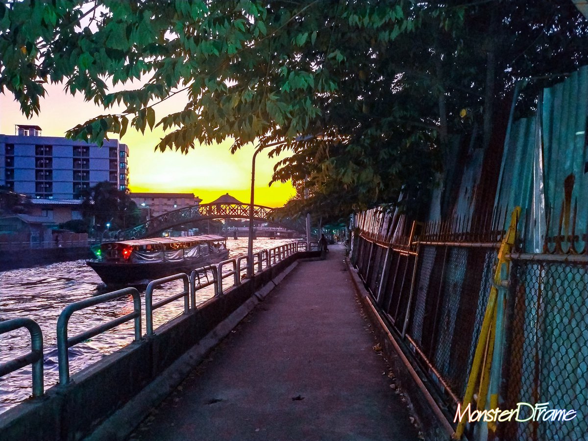 MonsterDFrame1's tweet photo. ตะวันลับขอบฟ้า (all about sunset) #แสนแสบ #คลองแสนแสบ #คลอง #ไทย #ประเทศไทย #SanseabCanal #Sanseab #Canal #Bangkok #City #Thailand #NoFlash #xiaomi #XiaomiA2 #Mia2 📷 #LightRoomEdit #XiaomiThailand #xiaomiPhotothai https://t.co/AfzlkWA79W