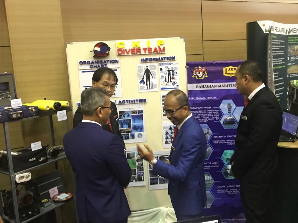 <a href="/ckipjkr/">CKIP JKR Malaysia</a> ambil inisiatif utk perkenal professional services yang disediakan utk infra dan fasiliti maritim, udara dan darat kerajaan sempena Hari Profesion Teknikal Negara di Dewan TS Mahfoz <a href="/RoslanMdTaha/">Roslan Md Taha</a> @tkpinfra <a href="/JKRMalaysia/">JKR Malaysia</a> @MOWorks <a href="/baru_bian/">Baru Bian</a> <a href="/HjAnuarTahir/">Hj Anuar Tahir</a> <a href="/ZohariAkob/">Dato Sri Zohari Akob</a>