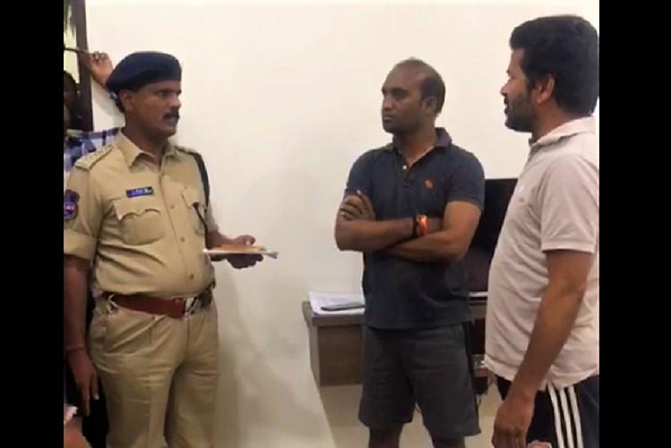 AadhanTelugu's tweet image. రేవంత్ అరెస్ట్.. పరిస్థితి ఉద్రిక్తం..
#RevanthReddy #RevanthReddyArrest 

bit.ly/2UdtlbJ