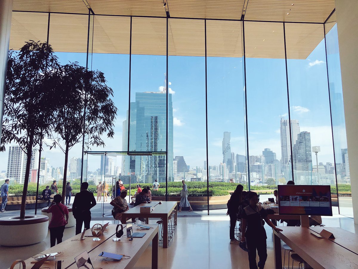 mariohanousek's tweet photo. Ich war in vielen #AppleStores, aber so einen geilen hab ich bislang noch nicht gesehen. Wow! #AppleStoreBangkok https://t.co/pY2y26qHQ2