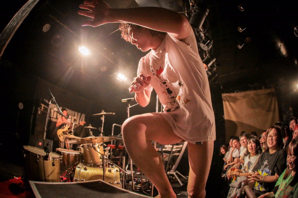 GaryBitche's tweet photo. 金沢VANVAN V4！ツアーセミファイナル本当にありがとうございました！今まで何度もやらせてもらってきたけど初めて自分で電話して押さえてもらったのが一年前くらいで、急にここ一年の思い出が怒涛のように押し寄せてきて眼に映る全てが愛しく奔放にやらかしすぎた。O.AのThe ARIも超サイコーでした！ https://t.co/iTcjdMAISR
