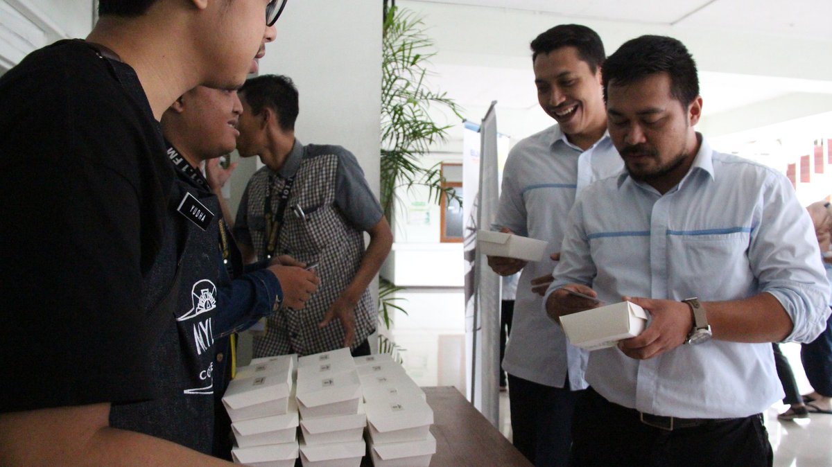 #MakasihMGTRADIO -- Hari ke 2 <a href="/giamorand/">Gindha Nadyazaki Morand Putri</a> di PLN Distribusi Jabar seruuu bangettt bagi makan siang gratis dari @myloc_bandung

Daaan besok kita masih bakal bagi-bagi makan siang lagi
 Mau? Mau? Mau? Buruan daftar sekarang listeners!

#mgtradio #makasihmgtradio #MGTTraktir #MGTKuis