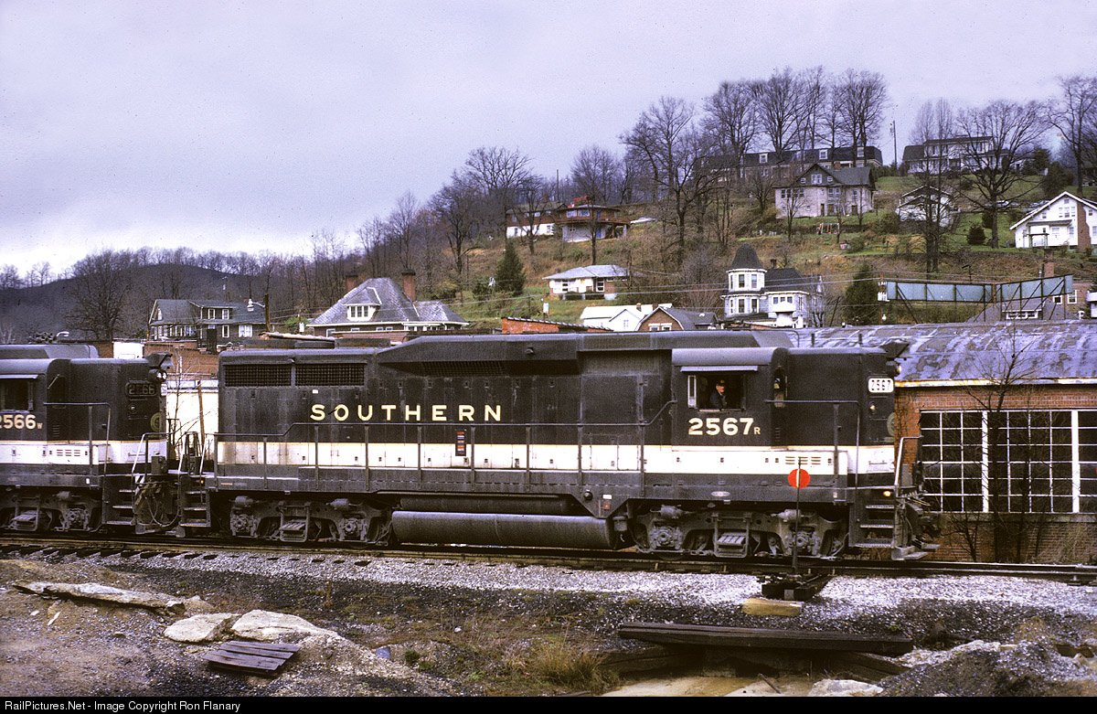 TrainPicsDaily's tweet image. Southern GP30's at Norton, Virginia.

Hot real estate on the hill for railfans!!!! 🔥🔥🏠🔥🔥😂

Photo by Ron Flanary. 3-3-1974

railpictures.net/viewphoto.php?…