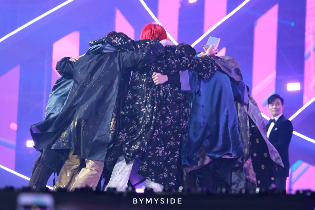 linh9357's tweet photo. Cùng bên nhau lâu thật lâu nhé ❤❤❤
#2000DaysWithBTS 
#HAPPYJINDAY 
#OurEpiphanyJin 
#BTS 
@BTS_twt https://t.co/aSvD21N7fh