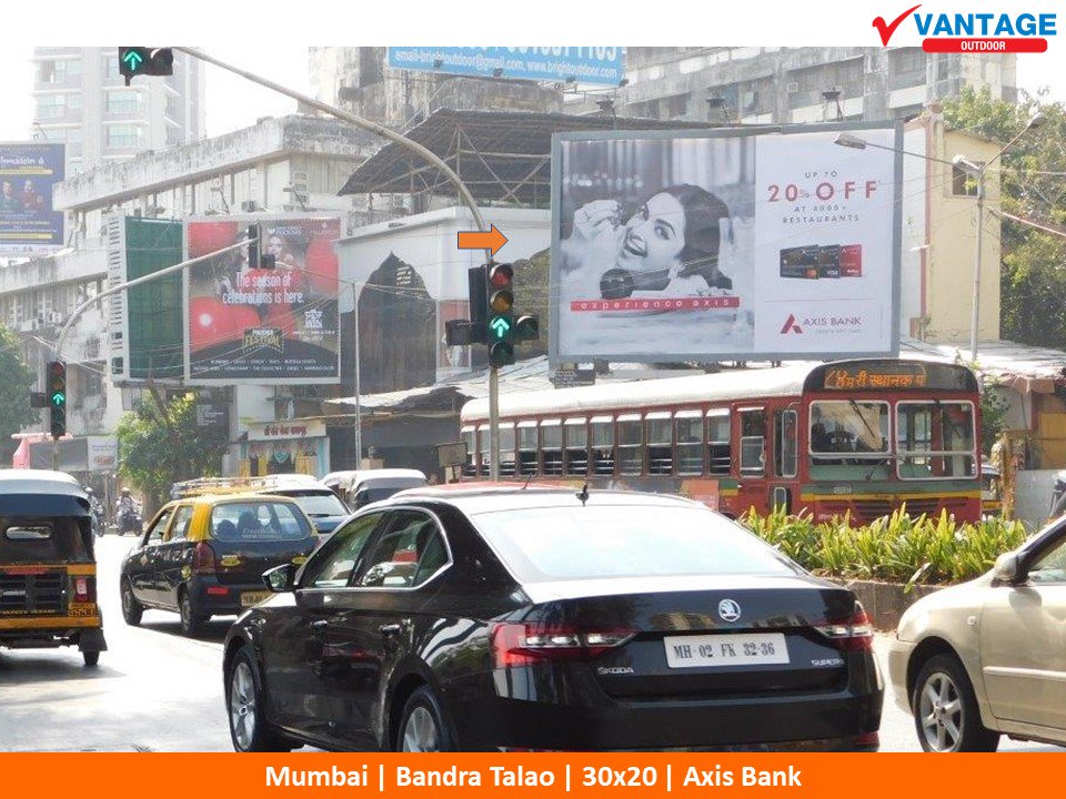 VantageOutdoor's tweet photo. #AxisBank #Hoarding 30x20 #advertisement display placed @ Bandra Talao #Mumbai. #AxisBankOffers #ExperienceAxis For more #outdoor #media info https://t.co/Fxde5riqKx or π044-26213757 #Billboard #advertising #outofhome #oohmedia #ads #OOH #Mumbaioutdoormedia https://t.co/w78tIjQG5m