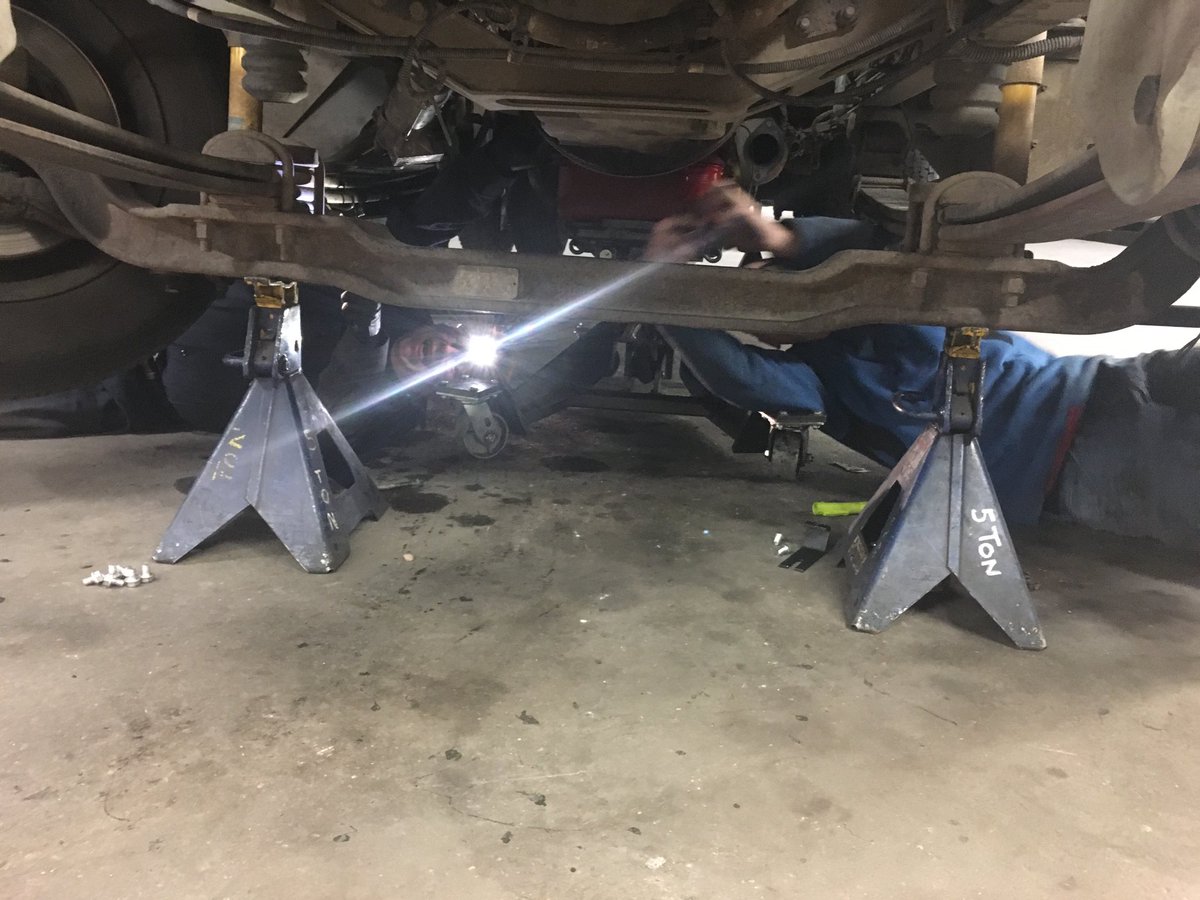 Jude and Luke working safely together to complete a project. All the right equipment and all the safety guards #caughtsafely ⁦<a href="/MikeBackus4/">Mike Backus</a>⁩ ⁦@DesertMTUPSers⁩ ⁦<a href="/kennethcherry26/">Kenneth</a>⁩