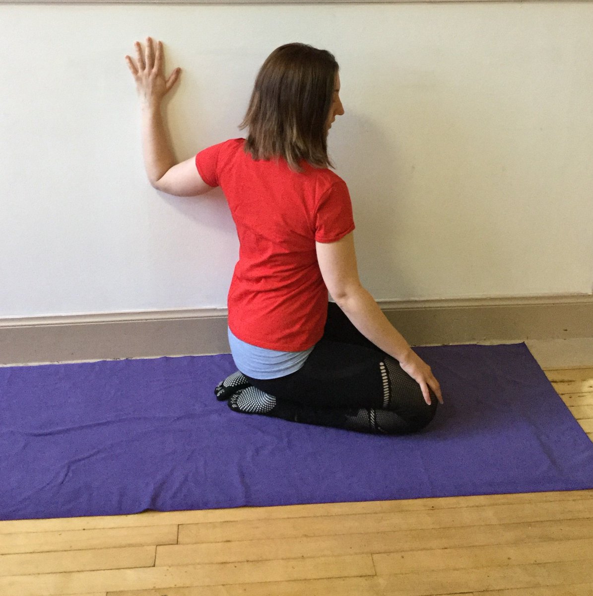 yogabygillian's tweet image. Sit parallel to the a wall, facing to the right. Place your left forearm on the wall behind you and slowly turn your body to the right. If this is too much try straightening your arm. Stay for 5 slow deep breaths. 
Repeat on the other side.

#shoulderstretch #affirmationadvent