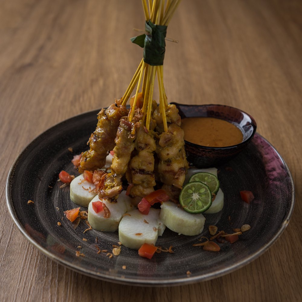 Skewers of chicken meat marinated in turmeric and spice concoction are grilled to perfection in Sate Ayam Wong Jowo. The traditonal dish is later complemented with sliced lontong and peanut chili sauce to serve as a complete set in enjoying satay dish.
