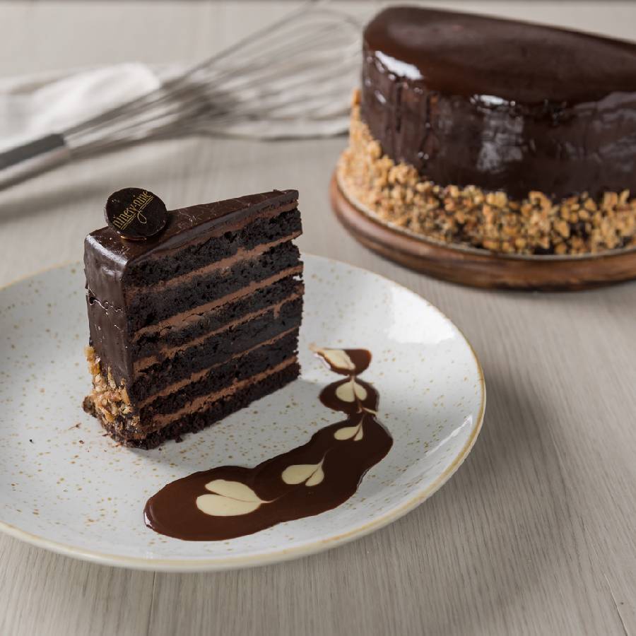 Moist choco chip sponge cake intertwines with chocolate buttercream and cream cheese between layers before a coat of chocolate ganache and a spread of chopped walnuts. Chocolate lovers shouldn't ever miss Brownie Cake from their list.